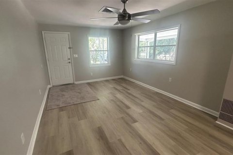 House in Tampa, Florida 4 bedrooms, 121.52 sq.m. № 2226074 - photo 8