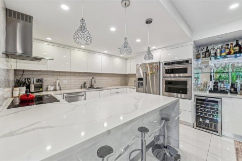 Снять в аренду квартиру в Ки-Бискейн, Флорида 3 спальни, 160.72м2, № 2086765 - фото 13