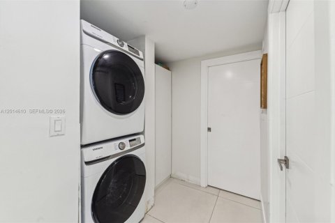 Снять в аренду квартиру в Ки-Бискейн, Флорида 3 спальни, 160.72м2, № 2086765 - фото 18