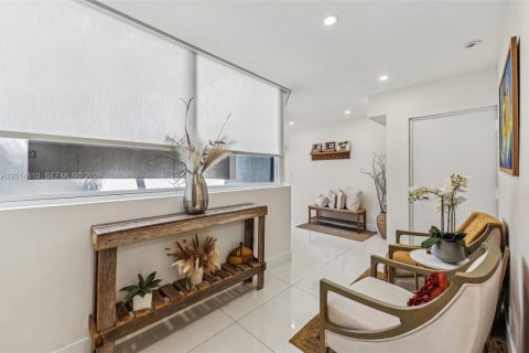 Снять в аренду квартиру в Ки-Бискейн, Флорида 3 спальни, 160.72м2, № 2086765 - фото 2