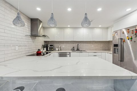 Снять в аренду квартиру в Ки-Бискейн, Флорида 3 спальни, 160.72м2, № 2086765 - фото 10