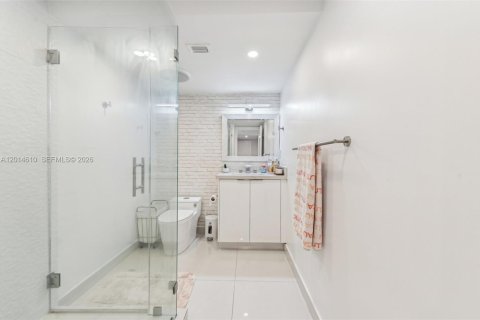 Снять в аренду квартиру в Ки-Бискейн, Флорида 3 спальни, 160.72м2, № 2086765 - фото 21