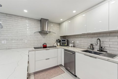 Снять в аренду квартиру в Ки-Бискейн, Флорида 3 спальни, 160.72м2, № 2086765 - фото 12