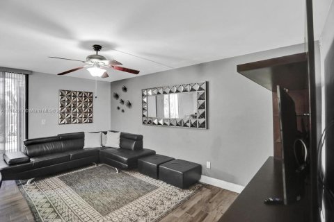 Снять в аренду таунхаус в Майами, Флорида 3 спальни, 192.31м2, № 1940049 - фото 8