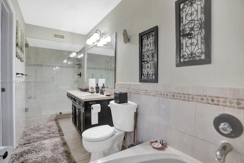 Снять в аренду таунхаус в Майами, Флорида 3 спальни, 192.31м2, № 1940049 - фото 3