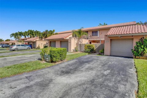 Снять в аренду таунхаус в Майами, Флорида 3 спальни, 192.31м2, № 1940049 - фото 2