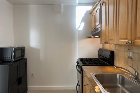 Condo in Miami, Florida, 1 bedroom  № 2065988 - photo 9
