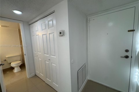 Condo in Miami, Florida, 1 bedroom  № 2065988 - photo 11
