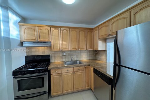 Condo in Miami, Florida, 1 bedroom  № 2065988 - photo 13