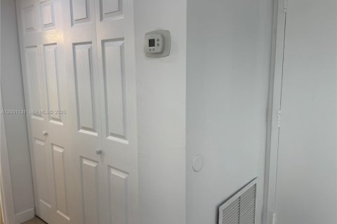 Condo in Miami, Florida, 1 bedroom  № 2065988 - photo 10