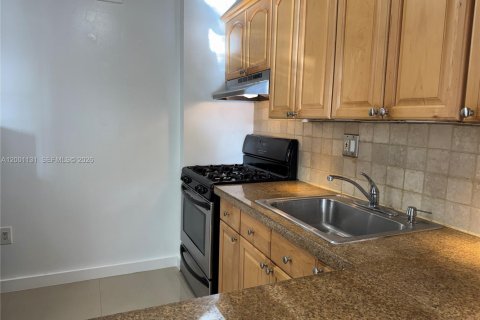 Condo in Miami, Florida, 1 bedroom  № 2065988 - photo 8