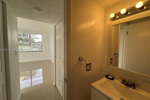 Condo in Miami, Florida, 1 bedroom  № 2065988 - photo 12