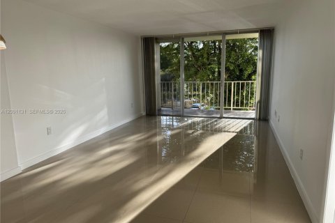 Condo in Miami, Florida, 1 bedroom  № 2065988 - photo 2