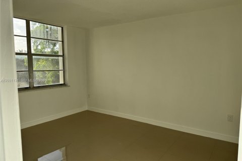 Condo in Miami, Florida, 1 bedroom  № 2065988 - photo 3