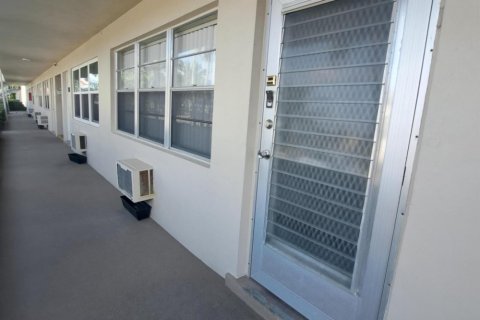 Condo in West Palm Beach, Florida, 1 bedroom  № 1098815 - photo 1