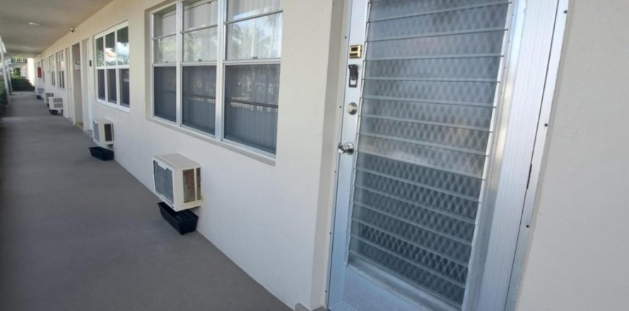 Condo in West Palm Beach, Florida, 1 bedroom № 1098815