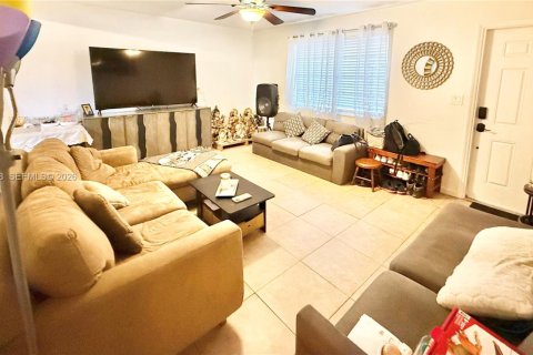 Commercial property in Hollywood, Florida 142.7 sq.m. № 2029907 - photo 12