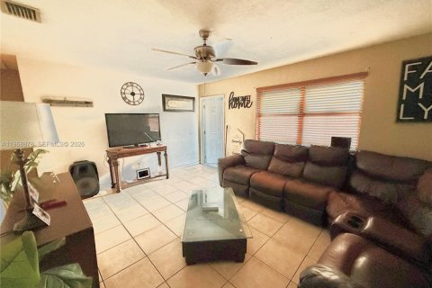 Commercial property in Hollywood, Florida 142.7 sq.m. № 2029907 - photo 5