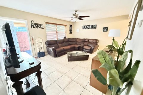 Commercial property in Hollywood, Florida 142.7 sq.m. № 2029907 - photo 6