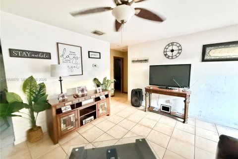 Commercial property in Hollywood, Florida 142.7 sq.m. № 2029907 - photo 3