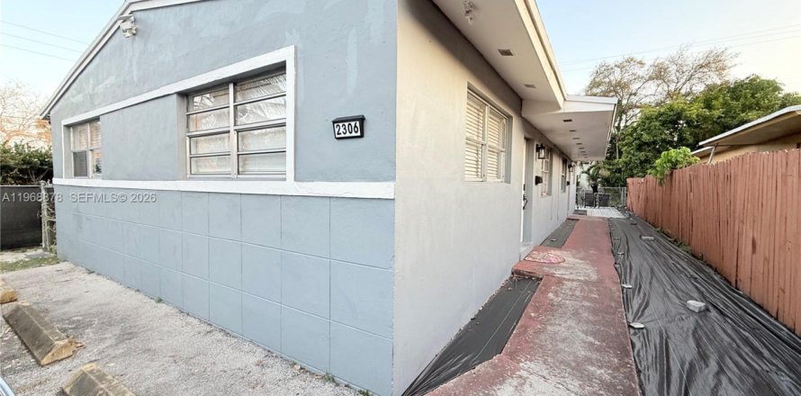 Commercial property in Hollywood, Florida 142.7 sq.m. № 2029907
