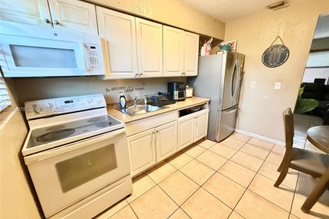 Commercial property in Hollywood, Florida 142.7 sq.m. № 2029907 - photo 2