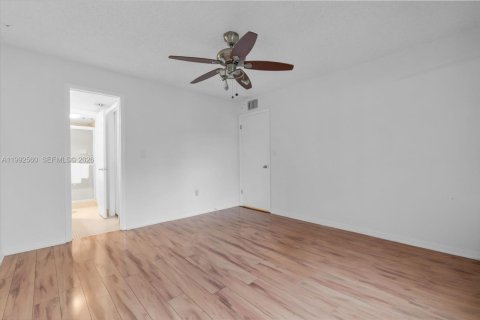 Condo in Plantation, Florida, 2 bedrooms  № 2066917 - photo 16