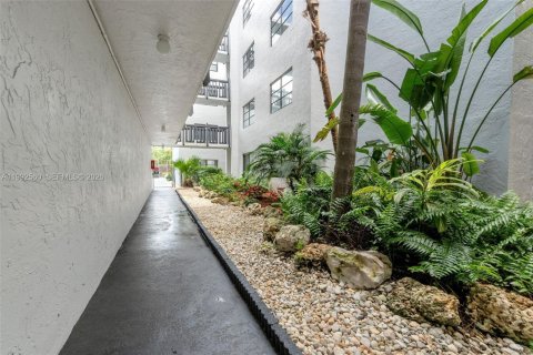 Condo in Plantation, Florida, 2 bedrooms  № 2066917 - photo 28