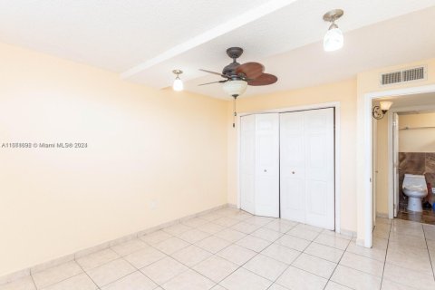 Condo in Hialeah, Florida, 2 bedrooms  № 1859871 - photo 17