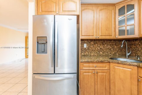 Condo in Hialeah, Florida, 2 bedrooms  № 1859871 - photo 8