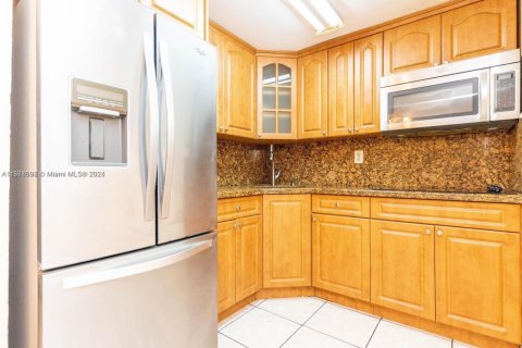 Condo in Hialeah, Florida, 2 bedrooms  № 1859871 - photo 9