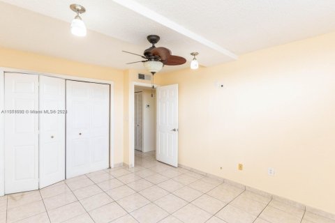 Condo in Hialeah, Florida, 2 bedrooms  № 1859871 - photo 12