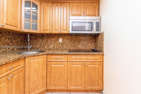 Condo in Hialeah, Florida, 2 bedrooms  № 1859871 - photo 11