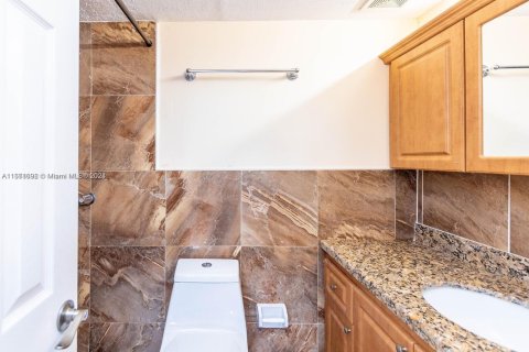 Condo in Hialeah, Florida, 2 bedrooms  № 1859871 - photo 16