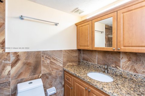 Condo in Hialeah, Florida, 2 bedrooms  № 1859871 - photo 15