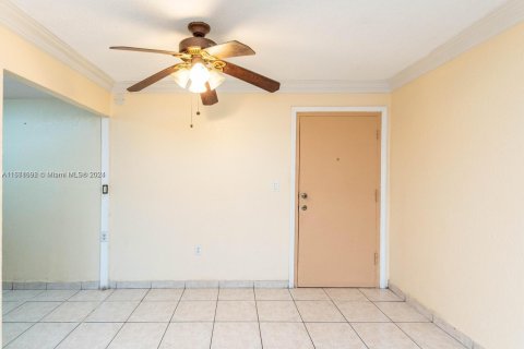 Condo in Hialeah, Florida, 2 bedrooms  № 1859871 - photo 5
