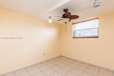 Condo in Hialeah, Florida, 2 bedrooms  № 1859871 - photo 14