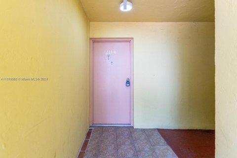 Condo in Hialeah, Florida, 2 bedrooms  № 1859871 - photo 4