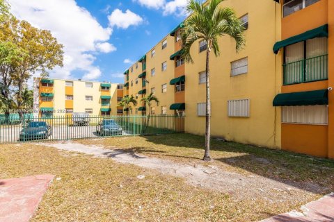 Condo in Hialeah, Florida, 2 bedrooms  № 1859871 - photo 2
