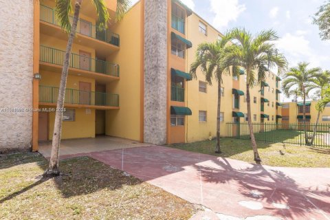 Condo in Hialeah, Florida, 2 bedrooms  № 1859871 - photo 3