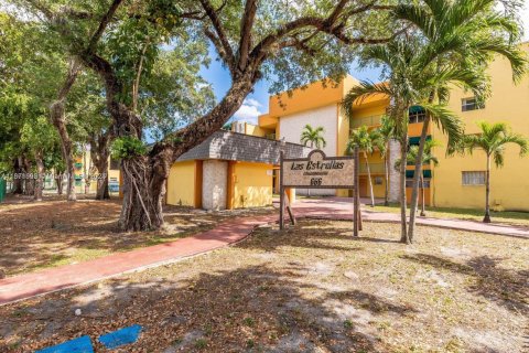 Condo in Hialeah, Florida, 2 bedrooms  № 1859871 - photo 1