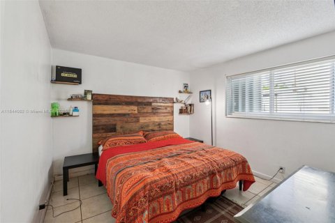 Condo in Hollywood, Florida, 1 bedroom  № 1839192 - photo 15