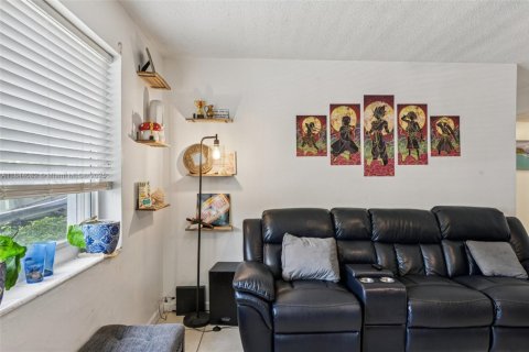 Condo in Hollywood, Florida, 1 bedroom  № 1839192 - photo 8