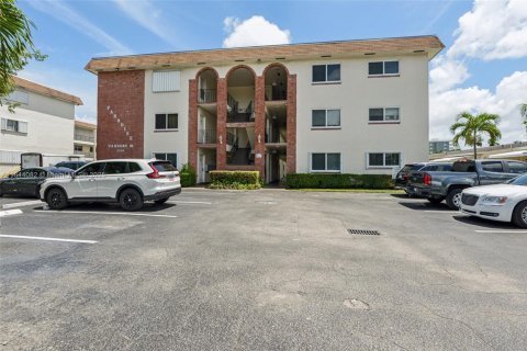 Condo in Hollywood, Florida, 1 bedroom  № 1839192 - photo 2