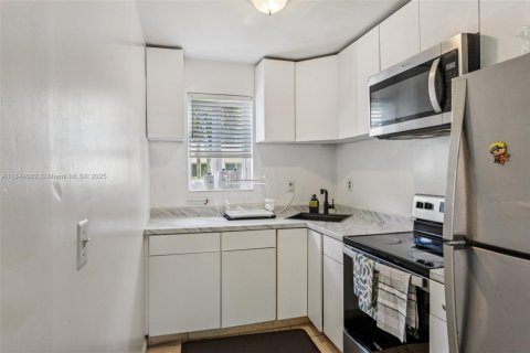 Condo in Hollywood, Florida, 1 bedroom  № 1839192 - photo 10
