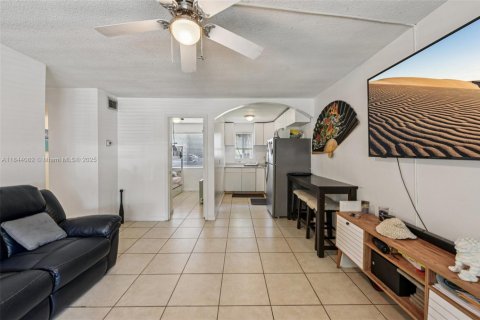 Condo in Hollywood, Florida, 1 bedroom  № 1839192 - photo 9