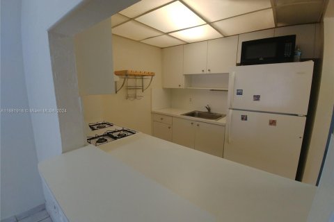 Casa en venta en Hialeah, Florida, 1 dormitorio, 75.25 m2 № 1697917 - foto 6