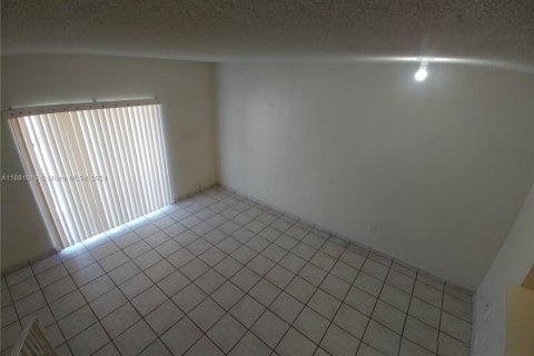 Casa en venta en Hialeah, Florida, 1 dormitorio, 75.25 m2 № 1697917 - foto 17