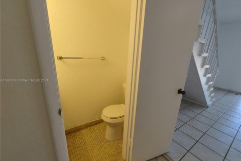 Casa en venta en Hialeah, Florida, 1 dormitorio, 75.25 m2 № 1697917 - foto 27