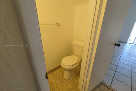 Casa en venta en Hialeah, Florida, 1 dormitorio, 75.25 m2 № 1697917 - foto 28